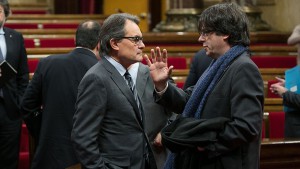 Artur-Carles-Puigdemont-conversan-Parlament_ECDIMA20160109_0002_3