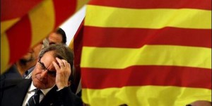 artur-mas-con-la-bandera-de-cataluna_560x280