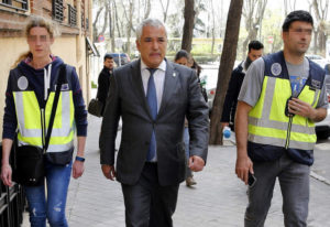 GRA278. MADRID, 15/04/2016.- El presidente de la Asociación de Usuarios de Servicios Bancarios (Ausbanc), Luis Pineda (c), a su salida de la sede de Ausbanc en la calle Marqués Urquijo de Madrid, donde se ha practicado un registro por los agentes de la Policía Nacional, tras haber sido detenido esta mañana en la estación de Atocha de Madrid, por su presunta implicación en una supuesta trama de extorsión a bancos en la que estaría involucrado el máximo responsable del sindicato de funcionarios Manos Limpias, Miguel Bernard, arrestado esta mañana. EFE/Ballesteros