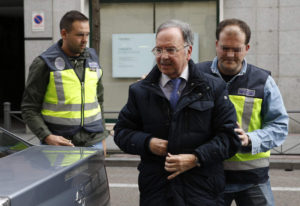GRA026. MADRID, 15/04/2016.- El secretario general del sindicato Manos Limpias, Miguel Bernard, tras ser detenido esta mañana por la Policía Nacional, es trasladado por los investigadores a la sede de esa organización para presenciar el registro de la misma. Bernard ha llegado a la sede, situada en la madrileña calle de Ferraz, minutos después de que entraran los primeros agentes de la Unidad contra la Delincuencia Económica y Fiscal (UDEF) que se encargan del registro ordenado por el juez de la Audiencia Nacional Santiago Pedraz. EFE/Ángel Díaz